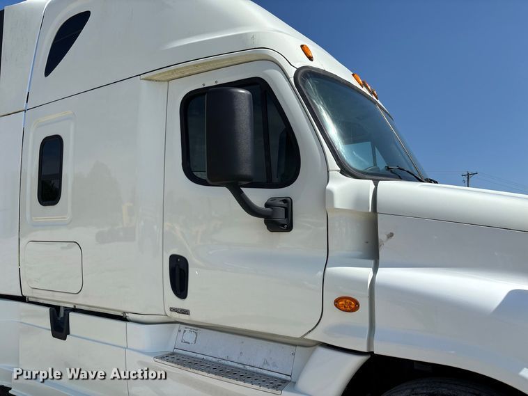 image for item DZ4620 2015 Freightliner Cascadia semi truck