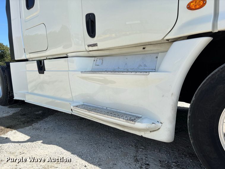 image for item DZ4620 2015 Freightliner Cascadia semi truck