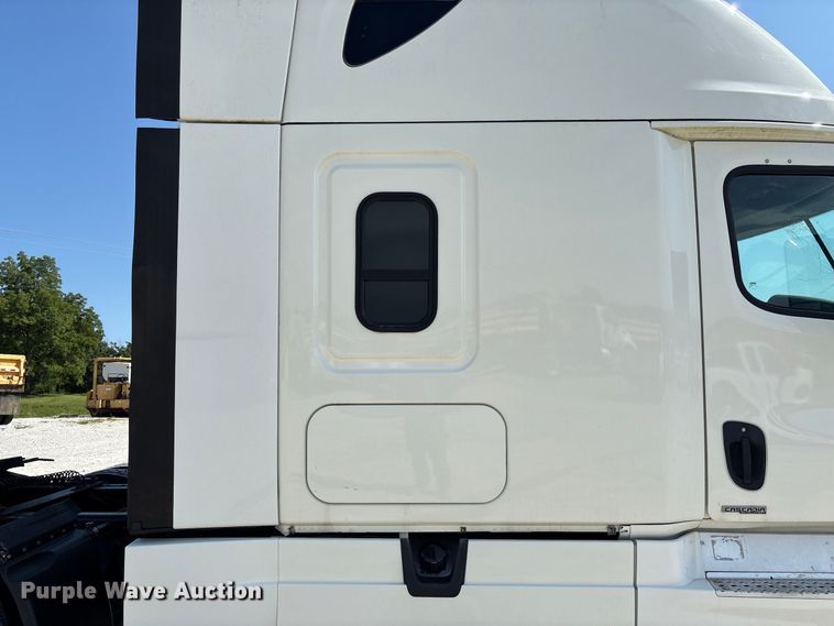 image for item DZ4620 2015 Freightliner Cascadia semi truck