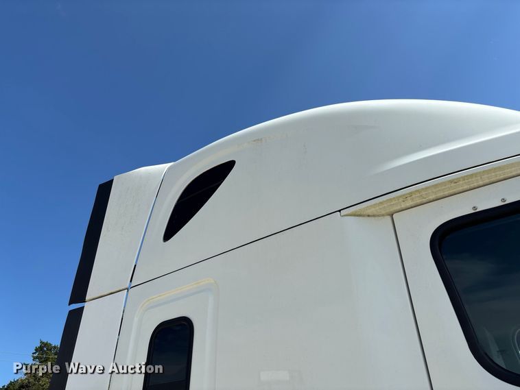 image for item DZ4620 2015 Freightliner Cascadia semi truck