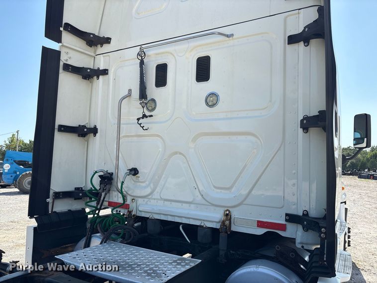 image for item DZ4620 2015 Freightliner Cascadia semi truck