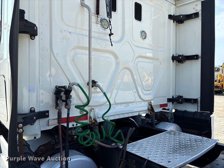 image for item DZ4620 2015 Freightliner Cascadia semi truck