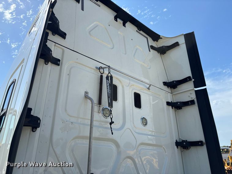 image for item DZ4620 2015 Freightliner Cascadia semi truck
