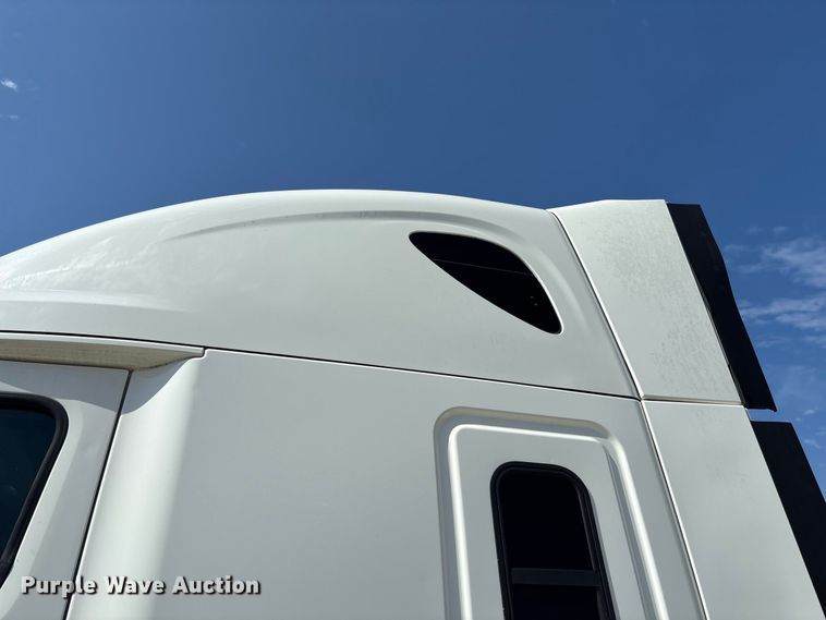 image for item DZ4620 2015 Freightliner Cascadia semi truck