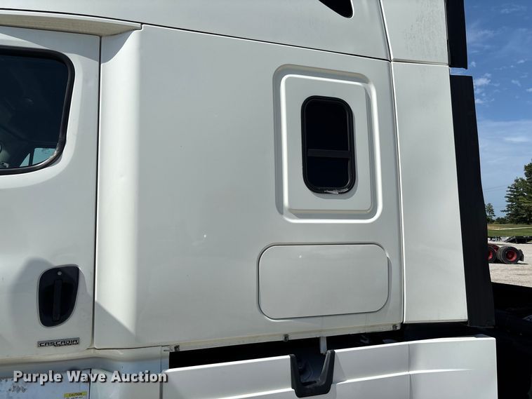 image for item DZ4620 2015 Freightliner Cascadia semi truck
