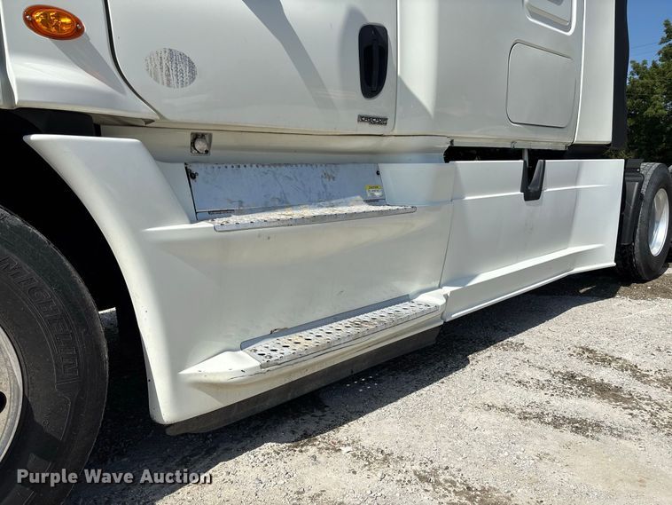 image for item DZ4620 2015 Freightliner Cascadia semi truck