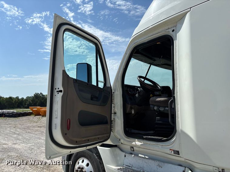 image for item DZ4620 2015 Freightliner Cascadia semi truck