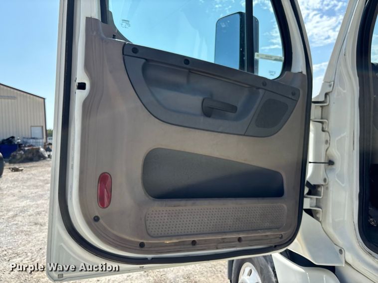 image for item DZ4620 2015 Freightliner Cascadia semi truck