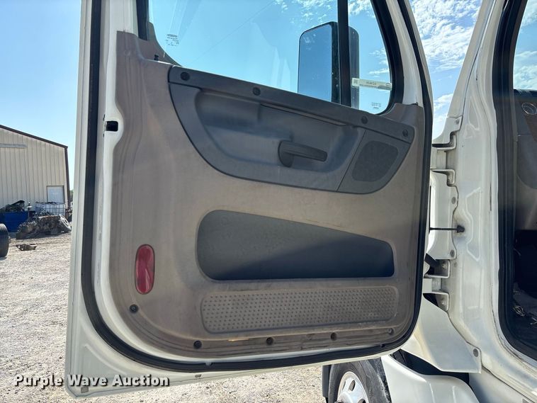 image for item DZ4620 2015 Freightliner Cascadia semi truck