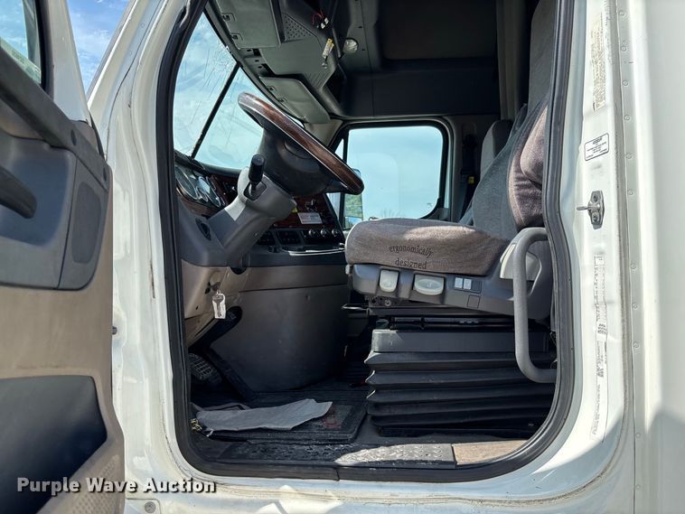 image for item DZ4620 2015 Freightliner Cascadia semi truck