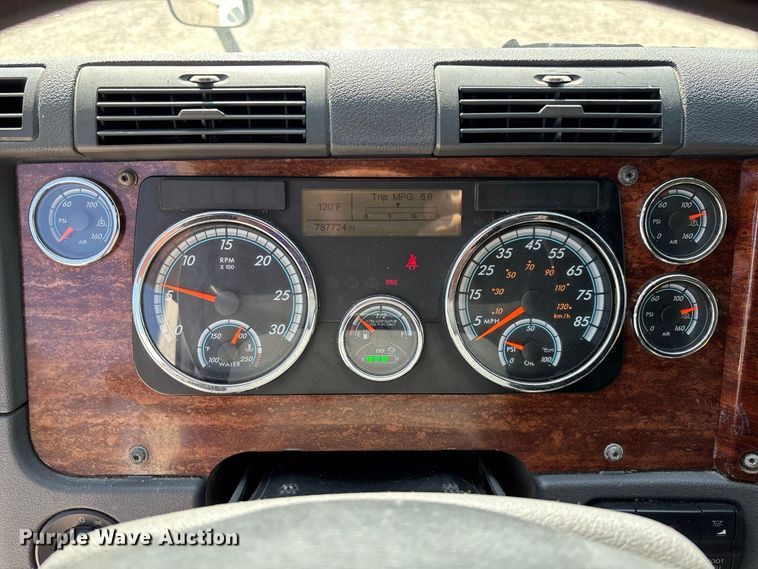 image for item DZ4620 2015 Freightliner Cascadia semi truck
