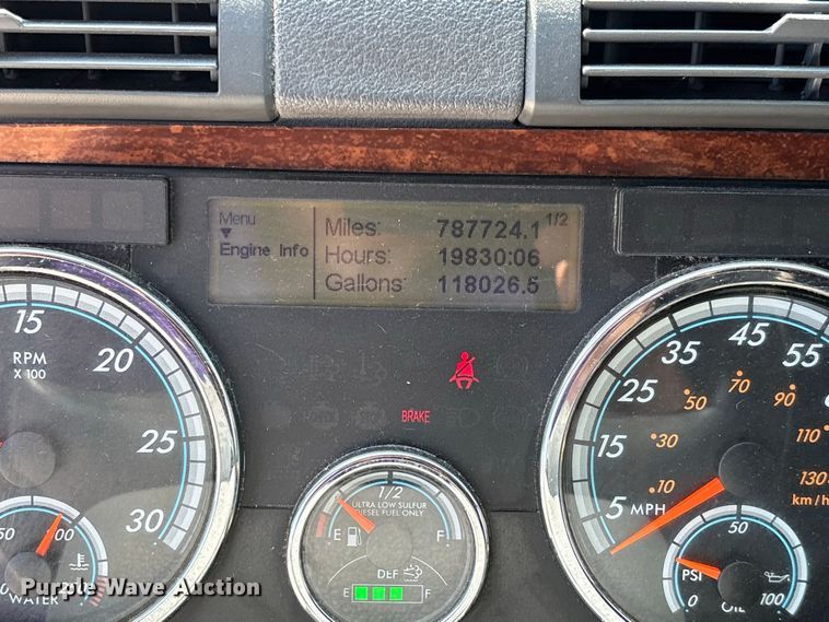 image for item DZ4620 2015 Freightliner Cascadia semi truck