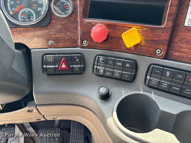 image for item DZ4620 2015 Freightliner Cascadia semi truck