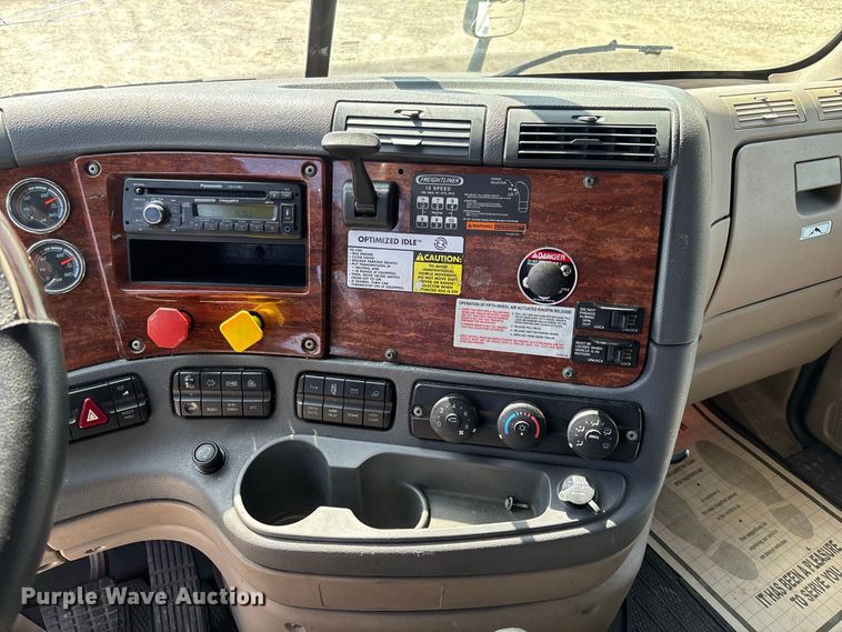 image for item DZ4620 2015 Freightliner Cascadia semi truck