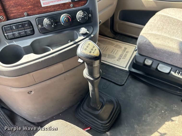 image for item DZ4620 2015 Freightliner Cascadia semi truck