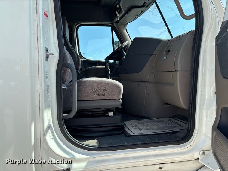 image for item DZ4620 2015 Freightliner Cascadia semi truck
