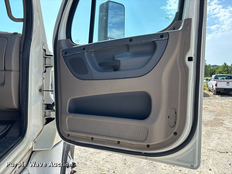 image for item DZ4620 2015 Freightliner Cascadia semi truck