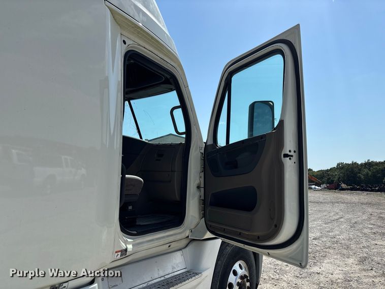image for item DZ4620 2015 Freightliner Cascadia semi truck