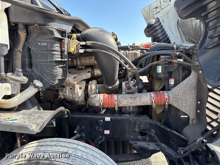 image for item DZ4620 2015 Freightliner Cascadia semi truck
