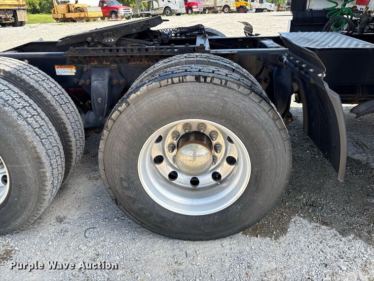 image for item DZ4620 2015 Freightliner Cascadia semi truck