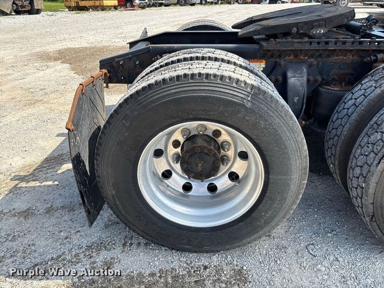 image for item DZ4620 2015 Freightliner Cascadia semi truck