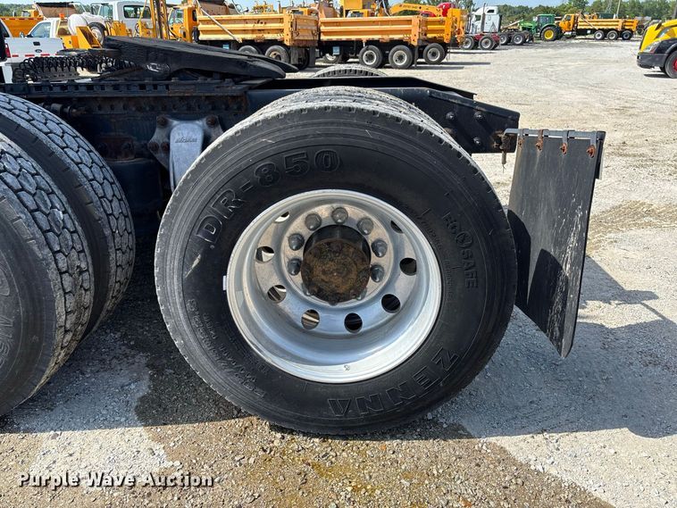 image for item DZ4620 2015 Freightliner Cascadia semi truck
