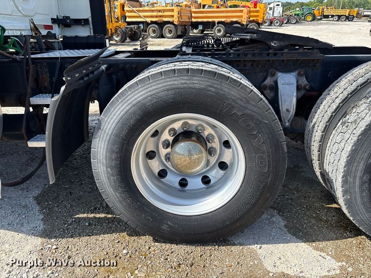 image for item DZ4620 2015 Freightliner Cascadia semi truck
