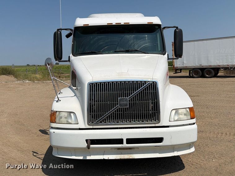 image for item EA0418 1999 Volvo VN semi truck