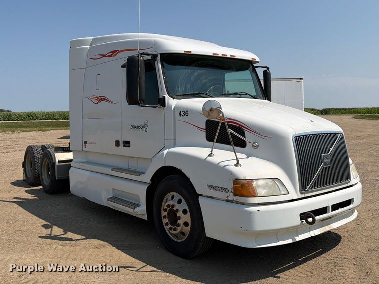 image for item EA0418 1999 Volvo VN semi truck