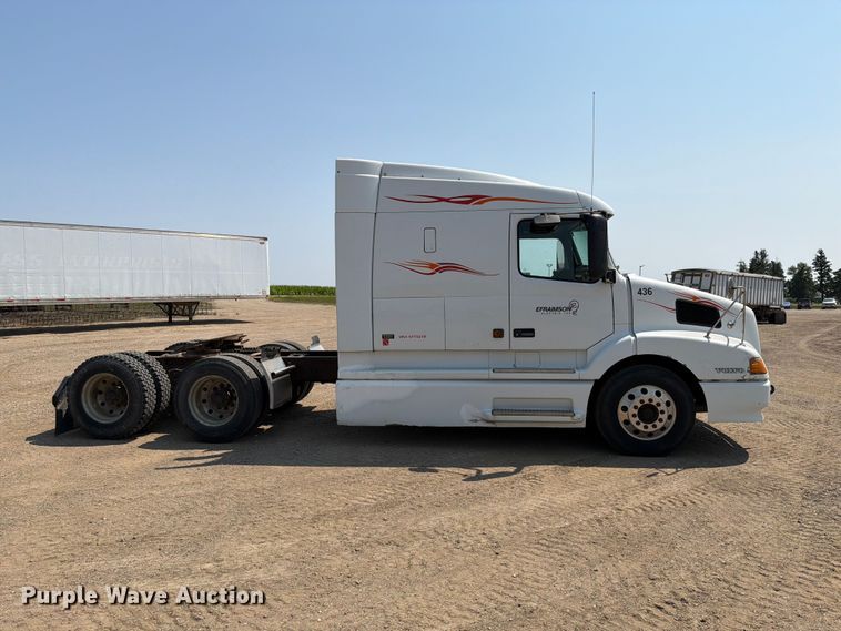 image for item EA0418 1999 Volvo VN semi truck