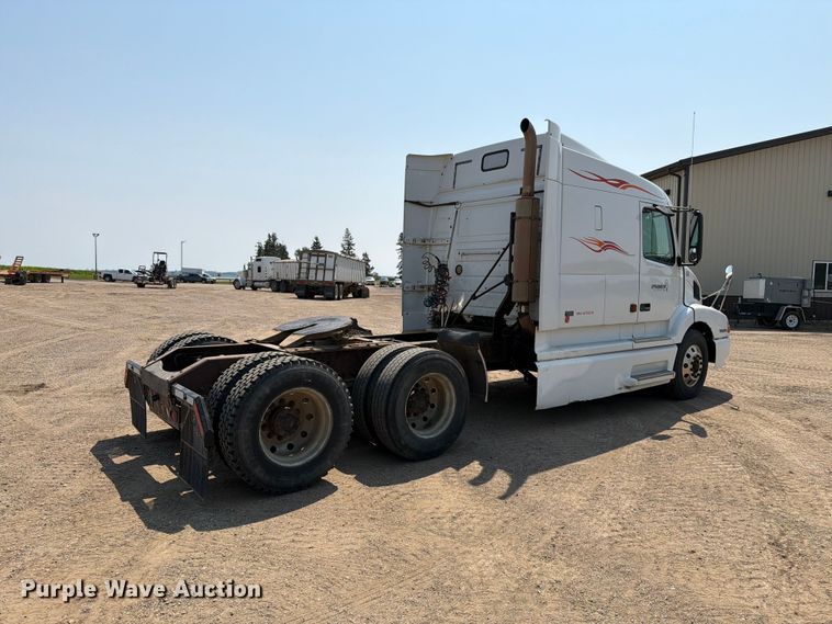 image for item EA0418 1999 Volvo VN semi truck