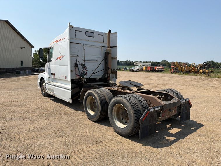 image for item EA0418 1999 Volvo VN semi truck