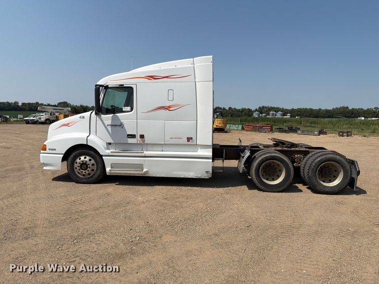 image for item EA0418 1999 Volvo VN semi truck