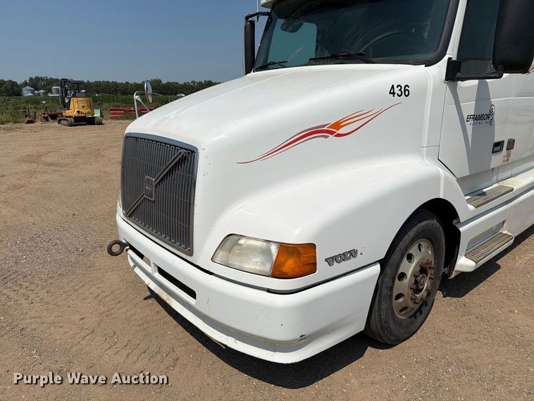 image for item EA0418 1999 Volvo VN semi truck
