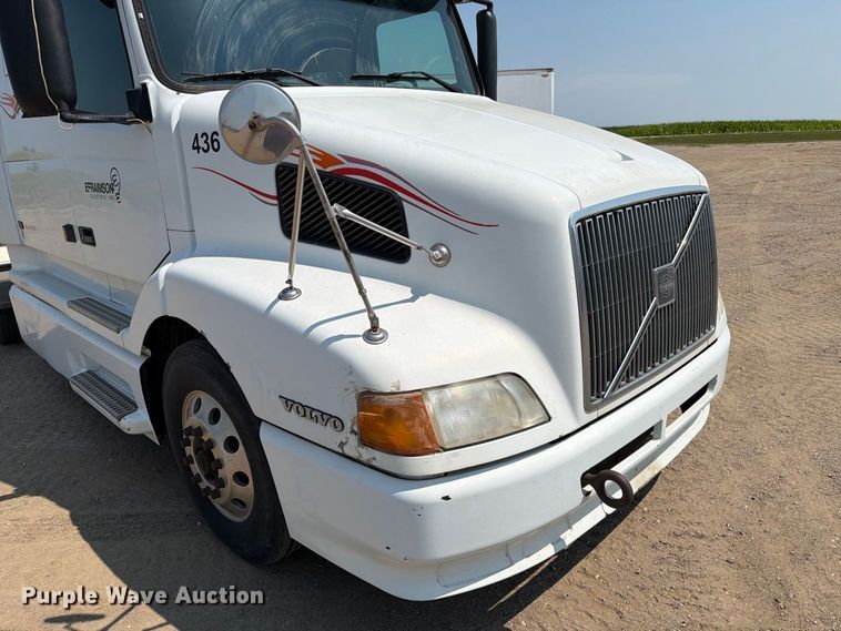image for item EA0418 1999 Volvo VN semi truck