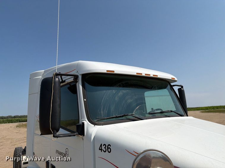 image for item EA0418 1999 Volvo VN semi truck