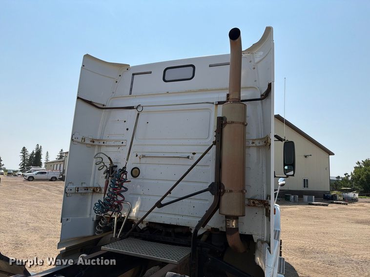 image for item EA0418 1999 Volvo VN semi truck