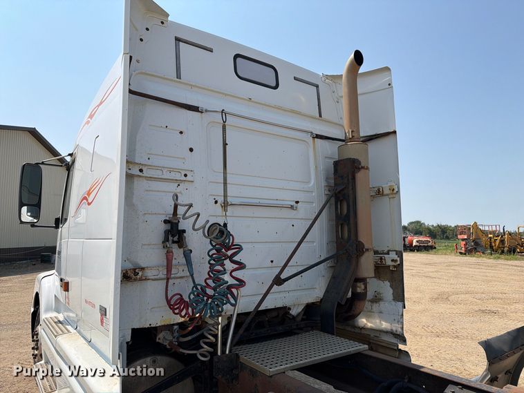 image for item EA0418 1999 Volvo VN semi truck