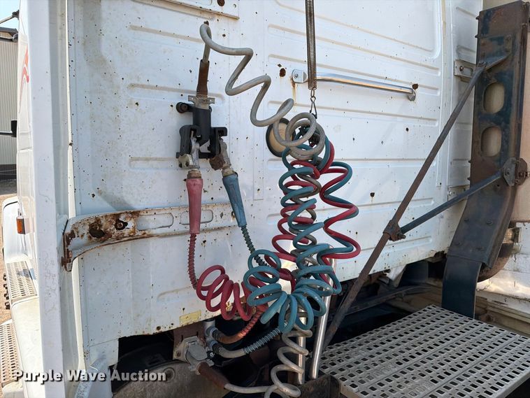 image for item EA0418 1999 Volvo VN semi truck