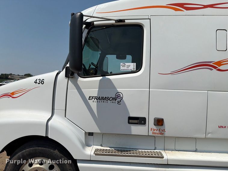 image for item EA0418 1999 Volvo VN semi truck