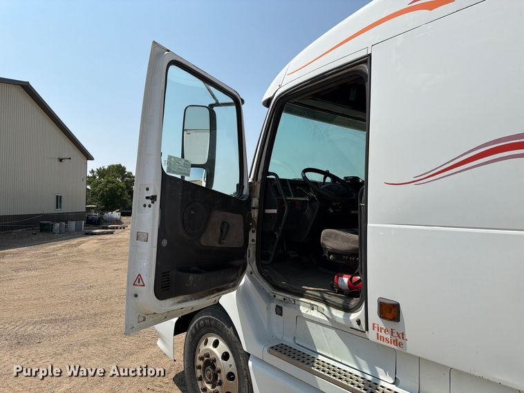 image for item EA0418 1999 Volvo VN semi truck