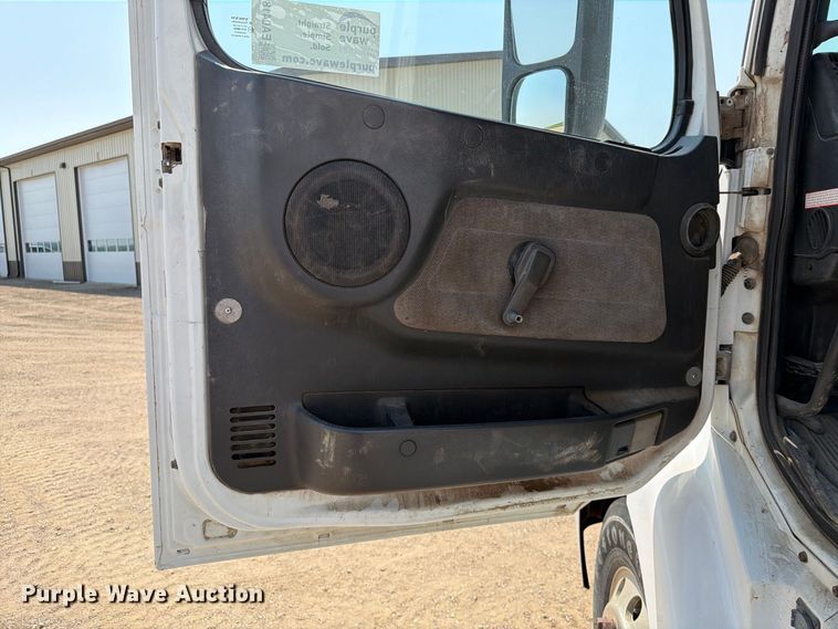 image for item EA0418 1999 Volvo VN semi truck