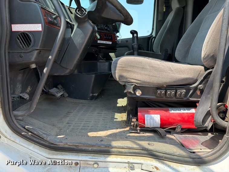 image for item EA0418 1999 Volvo VN semi truck