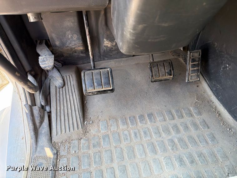 image for item EA0418 1999 Volvo VN semi truck