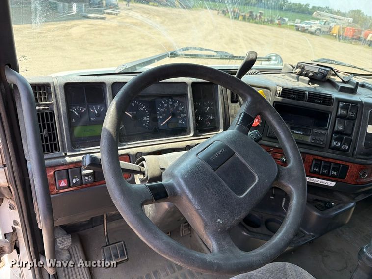 image for item EA0418 1999 Volvo VN semi truck