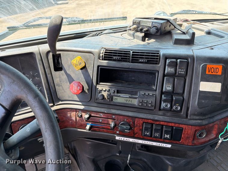 image for item EA0418 1999 Volvo VN semi truck