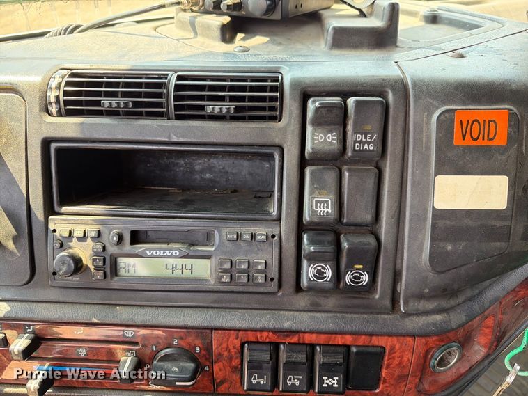 image for item EA0418 1999 Volvo VN semi truck