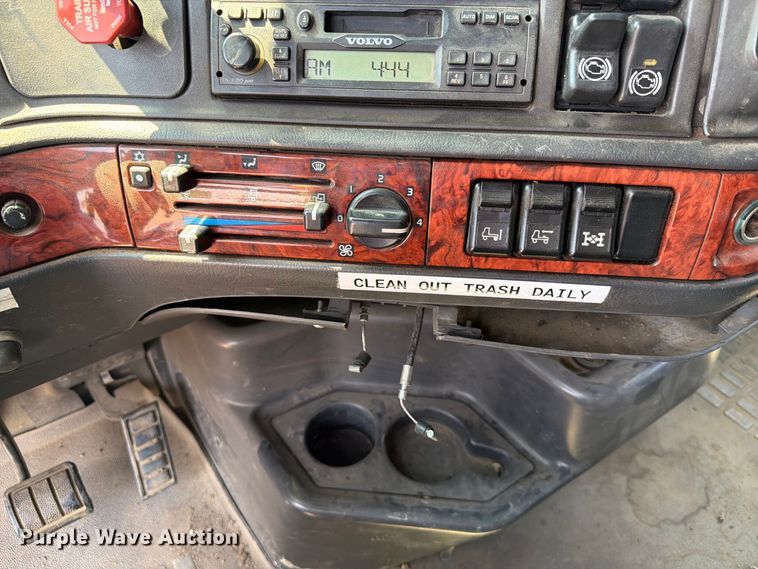 image for item EA0418 1999 Volvo VN semi truck