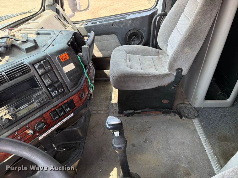 image for item EA0418 1999 Volvo VN semi truck