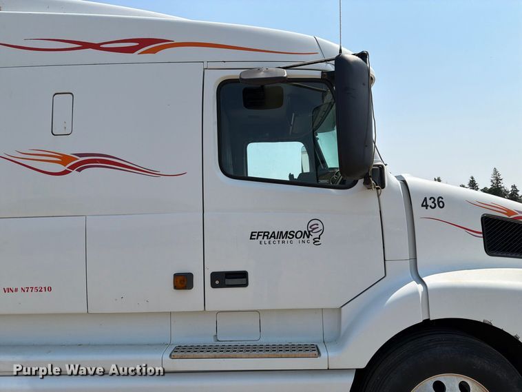 image for item EA0418 1999 Volvo VN semi truck